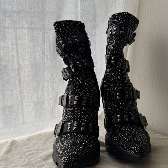 Azalea Wang Black Sneaker Boots - Picture 4 of 5